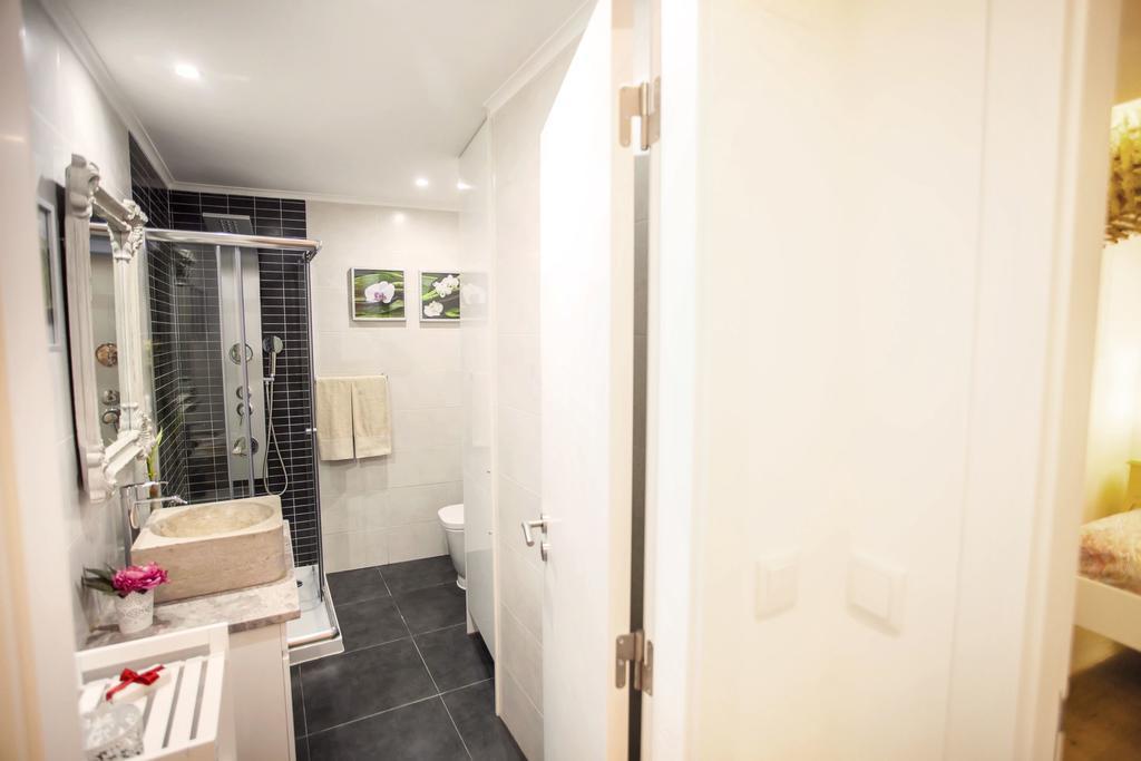 Typical Bairro Alto Apartment Lisboa Eksteriør billede