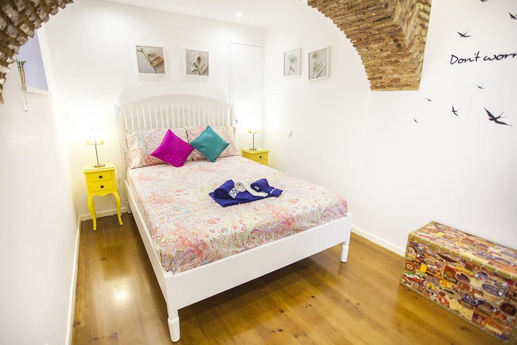 Typical Bairro Alto Apartment Lisboa Eksteriør billede